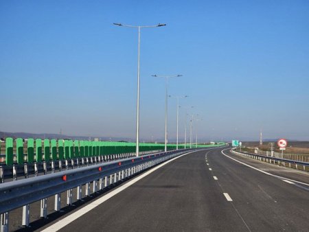 ZF: Un tronson de autostrada construit de un gigant din Austria trebuie demolat in totalitate in Ungaria. <span style='background:#EDF514'>STRABAG</span> a intrat in colimatorul guvernului maghiar prin greselile facute la constructie