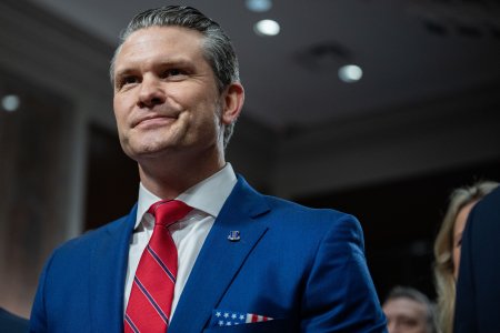 Pete Hegseth, unul dintre cei mai controversati membri ai cabinetului lui Trump, a fost confirmat la limita de Senatul SUA pentru a conduce Pentagonul, in ciuda acuzatiilor de agresiune sexuala si abuz de alcool. Cine este veteranul si prezentatorul TV de la Fox News nominalizat de Trump ca seful apararii