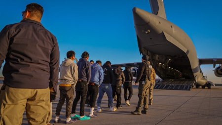 Deportarile migrantilor din SUA au inceput. Imagini cu mexicani incatusati condusi la bordul unui avion militar american