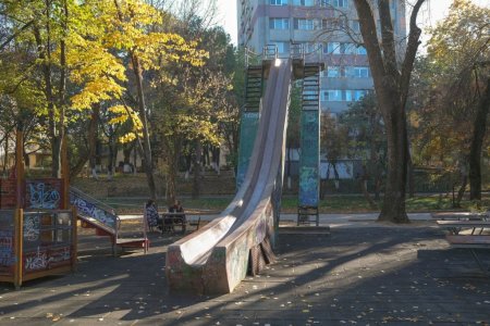 Cel mai vechi tobogan din Romania inca rezista in parcul Floreasca din Bucuresti. Drumul spre scoala incepea obligatoriu aici