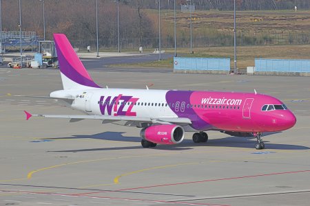 Wizz Air, cel mai mare operator aerian de pe plan local, deschide o baza aeriana pe aeroportul Baneasa. Anul trecut, aeroportul Baneasa a inregistrat 108.000 de pasageri, in crestere fata de anul anterior, cand a fost tranzitat de 68.000 de pasageri