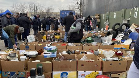 Saracie cat cuprinde intr-un targ de vechituri din Bucuresti: Patru la zece lei! Doar cu patru eram obisnuita la scoala