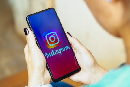 O angajata a SRI a furat 915.000 de lei din fondurile operative si i-a trimis iubitului cunoscut pe Instagram. Banii pentru operatiuni secrete, <span style='background:#EDF514'>VIRATI</span> in conturi din Turcia