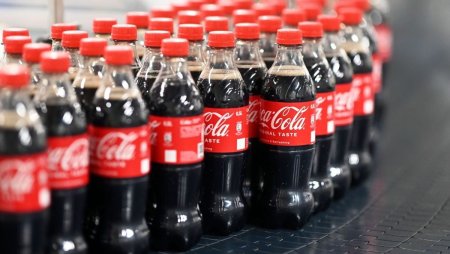 Coca-Cola retrage masiv mai multe bauturi din magazinele din Europa. Ce s-a gasit in sucurile de la raft, la testele facute