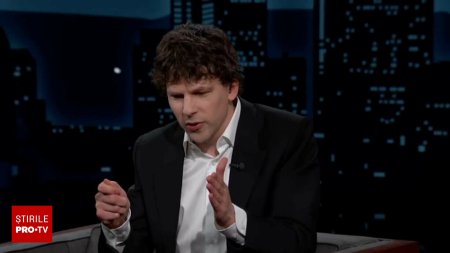 Actorul Jesse Eisenberg a povestit <span style='background:#EDF514'>CONCEDIUL</span> petrecut la Timisoara: singura data cand am fost in vacanta si nu m-am urat