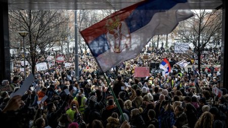 Cele mai mari proteste din secolul 21 din Serbia nu se opresc. Premierul Milos Vucevici a demisionat