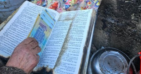 O Biblie in care se aflau 13.000 de lei a scapat miraculos, dupa ce un incendiu a distrus o cladire. Singurul obiect salvat din cenusa