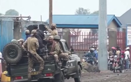 Rebelii din RD Congo au intrat intr-un oras unde lupta mercenari romani: zeci de cadavre zac pe strazi, sute de mii de oameni fug, iar ambasade sunt atacate de protestatari