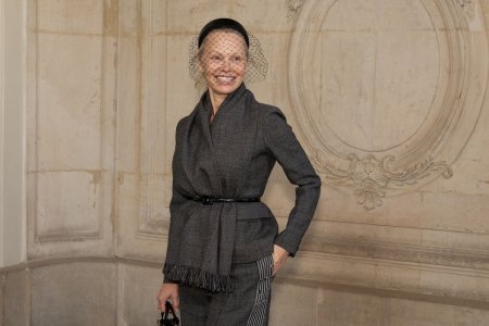 Pamela Anderson lanseaza un nou trend: fara machiaj la evenimentele de moda. Cum a aparut la Paris Fashion Week