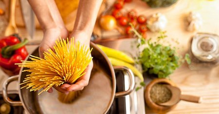 Cum se fierb, de fapt, pastele. Trucul care le face mai bune ca la restaurant si pe care putine gospodine il cunosc