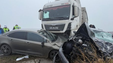 Accident grav, cu trei masini implicate, in apropiere de Baia, judetul Tulcea. O persoana a ramas incarcerata