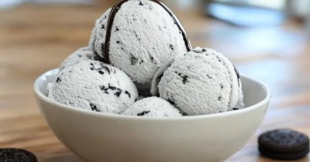 Inghetata Oreo irezistibil de cremoasa pe care o poti face in mai putin de 15 minute