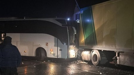 Un autocar a intrat intr-un TIR, pe DN1, in judetul Sibiu. Soferul autocarului a murit, sase pasageri au fost raniti si dusi la spital