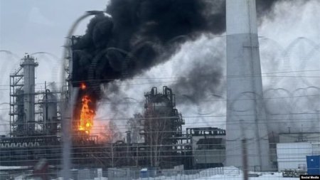 Incendiu urias la o rafinarie <span style='background:#EDF514'>LUKOIL</span> din Rusia. Regiunea a fost atacata cu drone (video)