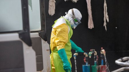 O epidemie de <span style='background:#EDF514'>EBOLA</span> in Congo ar putea avea consecinte amplificate la extrem, pe timp de razboi, avertizeaza epidemiologul Emilian Popovici