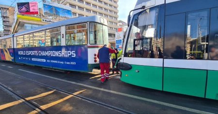 Momentul in care un tramvai este oprit cu ajutorul calatorilor, pe o strada din Iasi. Ce greseala a facut vatmanul