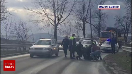 Urmarire in Salaj, dupa ce un barbat a furat o masina cu cheia in contact. Individul a devenit agresiv cand a fost prins