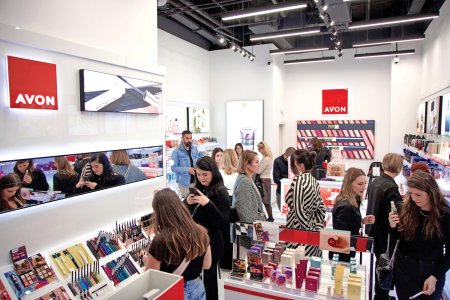 De la vanzari directe la retail clasic. Avon pariaza pe <span style='background:#EDF514'>DEZVOLTARE</span>a de magazine fizice in franciza dupa ce mai bine de doua decenii a vandut cosmetice online sau prin reprezentanti