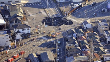 Peste 1 milion de cetateni sunt rugati sa foloseasca mai <span style='background:#EDF514'>PUTINA</span> apa, dupa ce o strada s-a surpat si a inghitit un camion, in Japonia