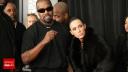 Kanye West si Bianca Censori, aparitie controversata la Premiile Grammy 2025. Rapperul si-a adus sotia goala pe covorul rosu