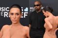 Kanye West si Bianca Censori, dati afara de la Grammy 2025 din cauza aparitiei ei socante. A purtat o rochie transparenta, fara <span style='background:#EDF514'>LENJERIE INTIMA</span>