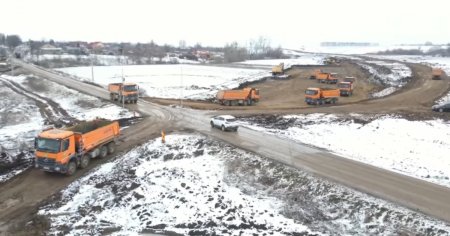 Lucrari la Autostrada Moldovei in conditii de iarna. In ce stadiu se afla cele trei loturi din sectorul <span style='background:#EDF514'>BACAU</span> - Pascani