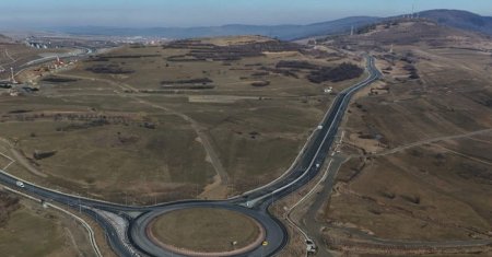 Imagini din drona. In ce stadiu se afla lucrarile Autostrada Sibiu Pitesti la viaductul <span style='background:#EDF514'>BOITA</span>. VIDEO