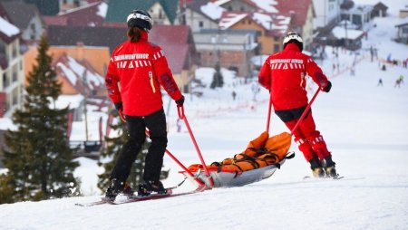 Partiile din <span style='background:#EDF514'>BRASOV</span>, cele mai multe apeluri la Salvamont. 110 oameni, salvati in 24 de ore: O noua zi de foc