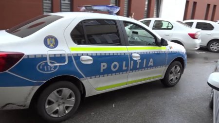 O femeie, surprinsa in timp ce parea sa urineze pe o masina de politie, in <span style='background:#EDF514'>BRASOV</span>. A fost identificata si internata | FOTO