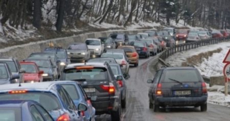 Aglomeratie in trafic pe Valea Prahovei. Se circula bara la bara. Rutele alternative recomandate