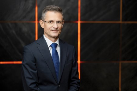 Business MAGAZIN. Cine este Mircea Scaunasu, cel care conduce de aproape 2 ani Philip Morris Romania si cum isi imparte cariera intre Lausanne si Bucuresti