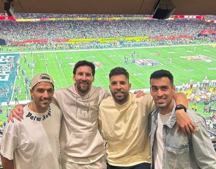 Invazie de vedete la Super Bowl. Pe stadion au fost <span style='background:#EDF514'>TAYLOR SWIFT</span>, Lionel Messi, Jay-Z si Donald Trump