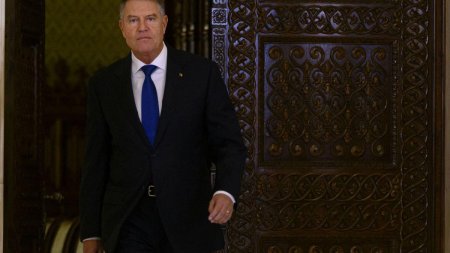 Presedintele si doi judecatori CCR, decorati de Iohannis