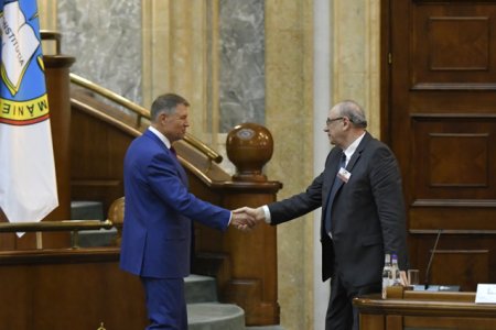 Presedintele si doi judecatori CCR, decorati de Klaus Iohannis