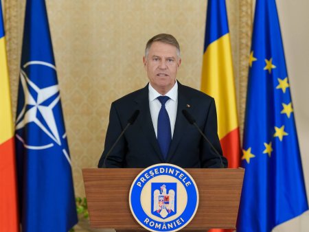 Klaus Iohannis l-a decorat pe presedintele Curtii Constitutionale a Romaniei