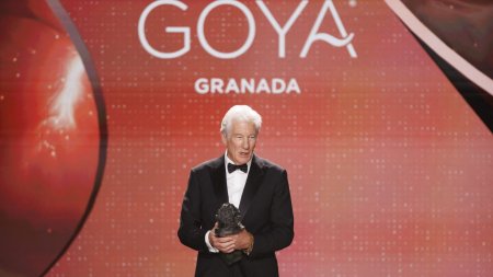 Donald Trump a fost atacat fara mila de Richard Gere: Un <span style='background:#EDF514'>BATA</span>us, un gangster, care este presedintele Statelor Unite