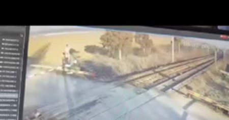 Trafic feroviar blocat dupa ce un tren a lovit un buldoexcavator la Scrovistea