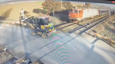 Un tren a spulberat un excavator pe calea ferata, la Scrovistea. Circulatia feroviara intre Bucuresti si Ploiesti a fost intrerupta 