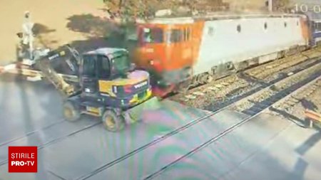 Un tren a rupt in bucati un excavator, la Peris. Accidentul, anuntat cu mare intarziere de CFR Calatori | VIDEO