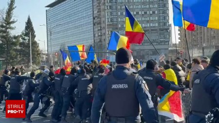 Ciocniri in Piata Victoriei in timp ce Iohannis anunta ca demisioneaza. Protestatarii s-au <span style='background:#EDF514'>INCAIERA</span>t cu jandarmii. VIDEO