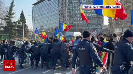 Protestatarii violenti din Piata Victoriei au rupt gardurile de protectie, iar jandarmii au raspuns cu gaze lacrimogene VIDEO