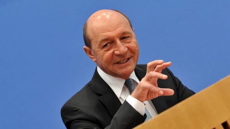 <span style='background:#EDF514'>BASESCU</span>: Daca as fi acum in fata lui Iohannis, m-as intoarce cu spatele la el si as pleca suparat”