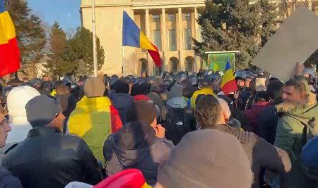 <span style='background:#EDF514'>PROTESTUL</span> din Piata Victoriei – de la boicotul supermarketurilor la turul doi inapoi. Protestatar: Nu mai mintiti, ca o sa va strambe Dumnezeu «gurele»! (VIDEO)