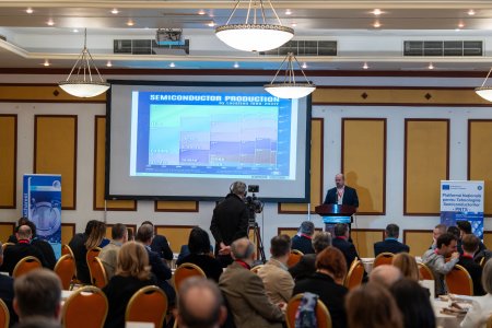 Adrian Dinescu, directorul INCD pentru Microtehnologie Bucuresti (IMT): Astazi soarta unei natiuni depinde de puterea ei de calcul, de modul in care stie sa utilizeze semiconductorii in toate <span style='background:#EDF514'>INDUSTRI</span>ile pe care le are. Problema este ca acum SUA si Europa au 20% din fabrici, fata de 80% in 1990