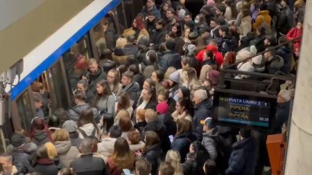 Haos la metrou. Angajatii protesteaza cu exces de zel, iar oamenii se calca in picioare ca sa prinda un loc in inghesuiala