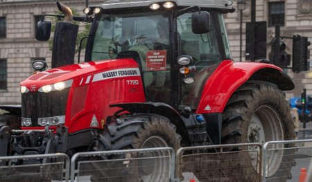 Tractor de lux furat din Austria cautat de Interpol si gasit la un fermier care-l conducea in Romania