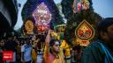 Sute de mii de credinciosi hindusi din Malaysia celebreaza sarbatoarea Thaipusam. GALERIE FOTO