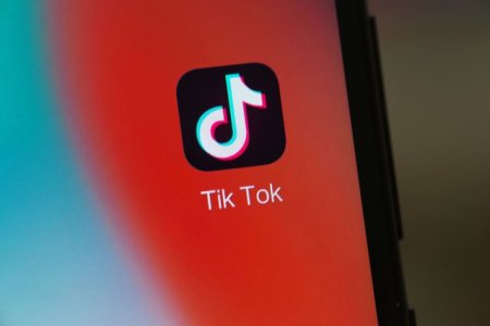 TikTok revine in magazinele de aplicatii Apple si Google din SUA