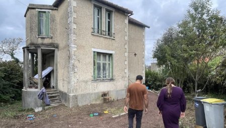 Cei doi romani cu opt copii care au renovat o casa abandonata si s-au mutat in ea sunt <span style='background:#EDF514'>EVACUATI</span> de proprietari, in Franta