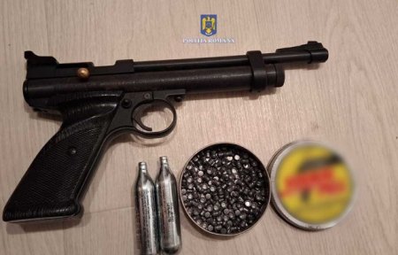 Barbat din Hunedoara care detinea ilegal un pistol, dat in vileag de iubita, dupa un conflict